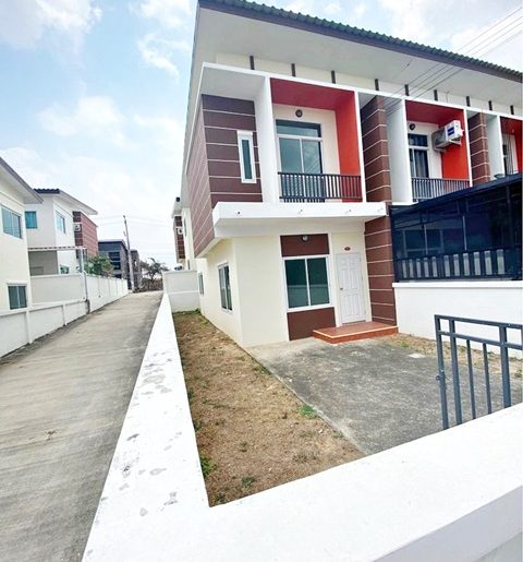 บึงศรีราชา 3.7กม. ทาวน์เฮาส์ 2 ชั้น 29ตร.วา บูรพา คลับ 500ม.2นอน