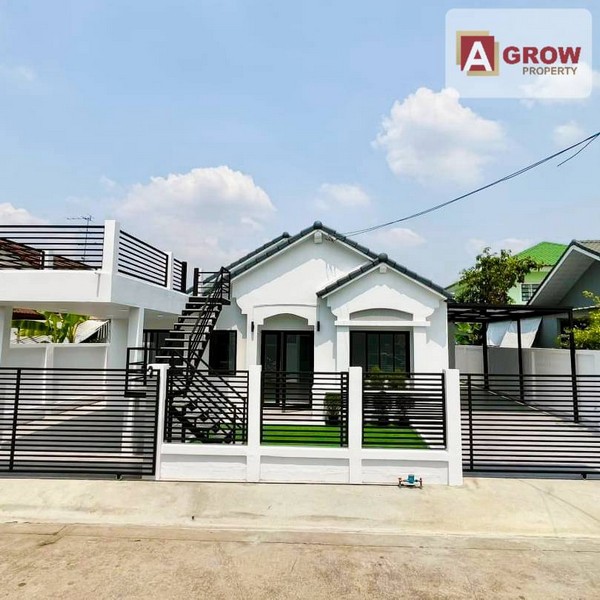 หมู่บ้านชลลดา บางบัวทอง-แยกบางพลู หน้าบ้านไม่ติดใคร ตกแต่งครบพร้อ