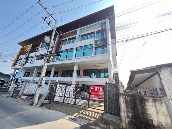 ทาวน์โฮม 3.5 ชั้นครึ่ง ในซอยมาบยายเลีย 34 เลขที่ 3/34 ตำบลบางละม