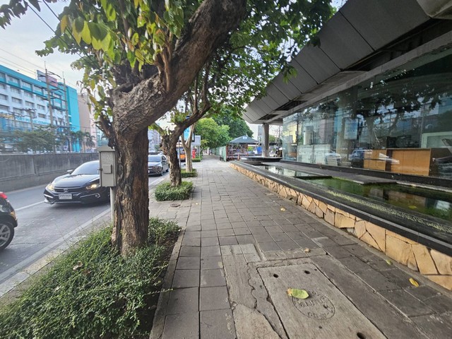 ขายที่ดินติดถนนรัชดาแถมสิ่งปลูกสร้าง ถูกมาก……​ทำเล Woww มาก