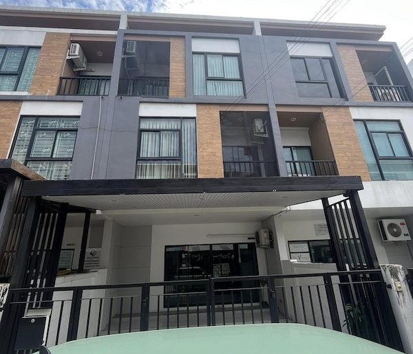 BH3526 ให้เช่า ทาวน์โฮม 3 ชั้น โครงการทรีโอ ร่มเกล้า ทำเลดี