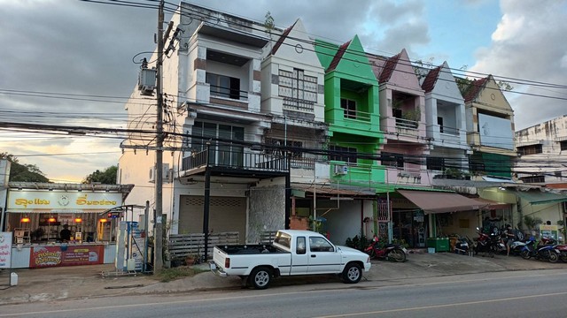 ขายทาวน์เฮาส์ 2 ชั้น ติดถนนสีหราชเดโชไชย ติดถนนเปิดร้านค้าขายได้
